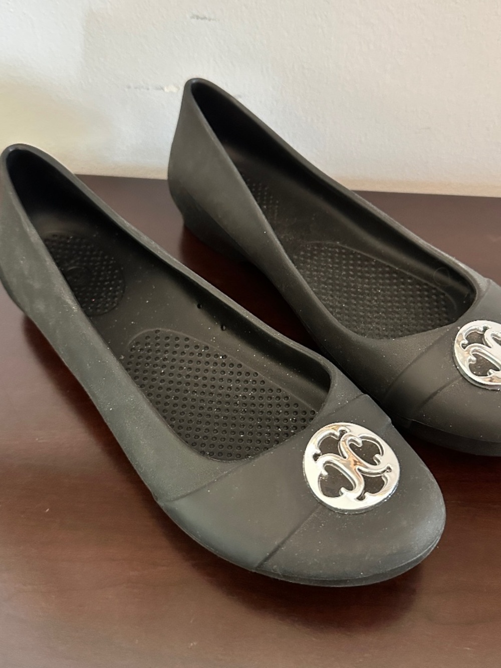 CROCS Queen Of Hearts Silver Buckle Ballet Flats Black Clogs Women's Sz 11